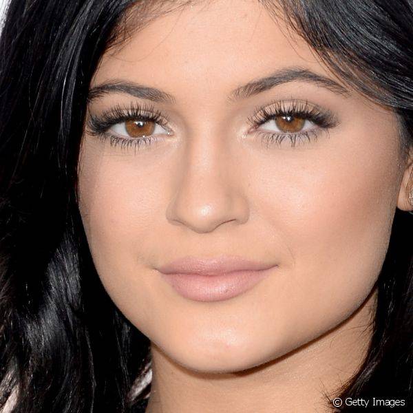 Na make nude, o que se destacou foram os longos cílios de Kylie, usados durante o Teen Choice Awards de 2014